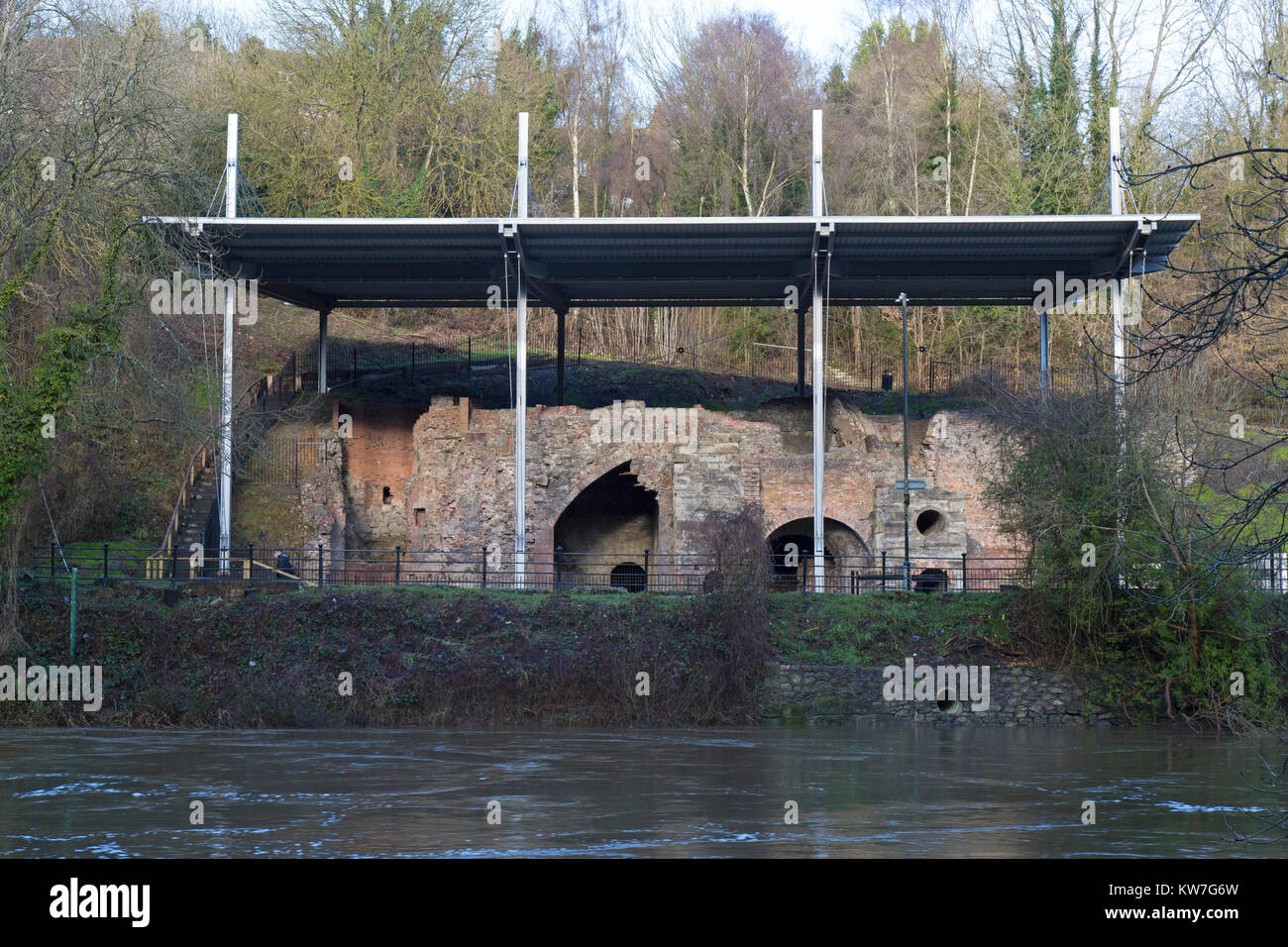 Bedlam Furnaces dans le site du patrimoine mondial de l'Ironbridge dans le Shropshire, en Angleterre, de la rive de la rivière Severn. Banque D'Images