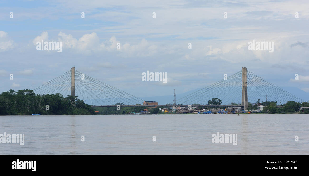 Pont suspendu au-dessus de la Rio Napo situé au coca ou Puerto Francisco de Orellana, capitale de la province d'Orellana. Le Coca et son infrastructure ha Banque D'Images