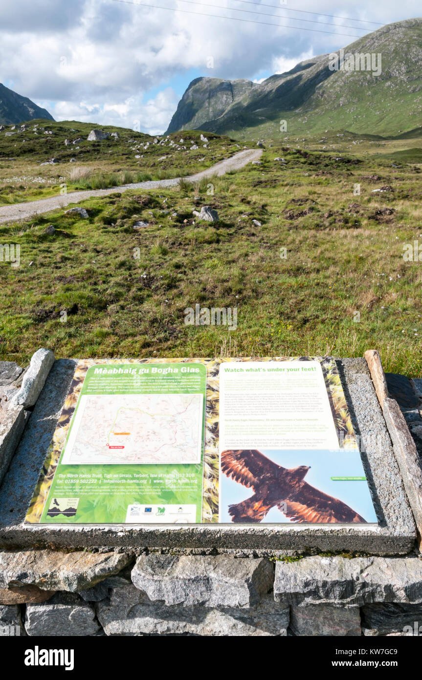 Un panneau d'interprétation pour le Nord Harris Observatoire Eagle à l'extrémité sud de Glen Meavaig sur l'île de Harris dans les Hébrides extérieures Banque D'Images