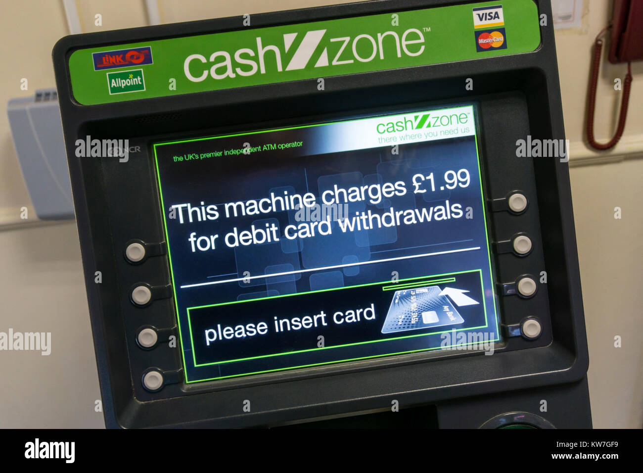 Un CashZone ATM dans une station d'autoroute avertit qu'il y a une charge de 1,99 € pour les retraits par carte de débit. Banque D'Images