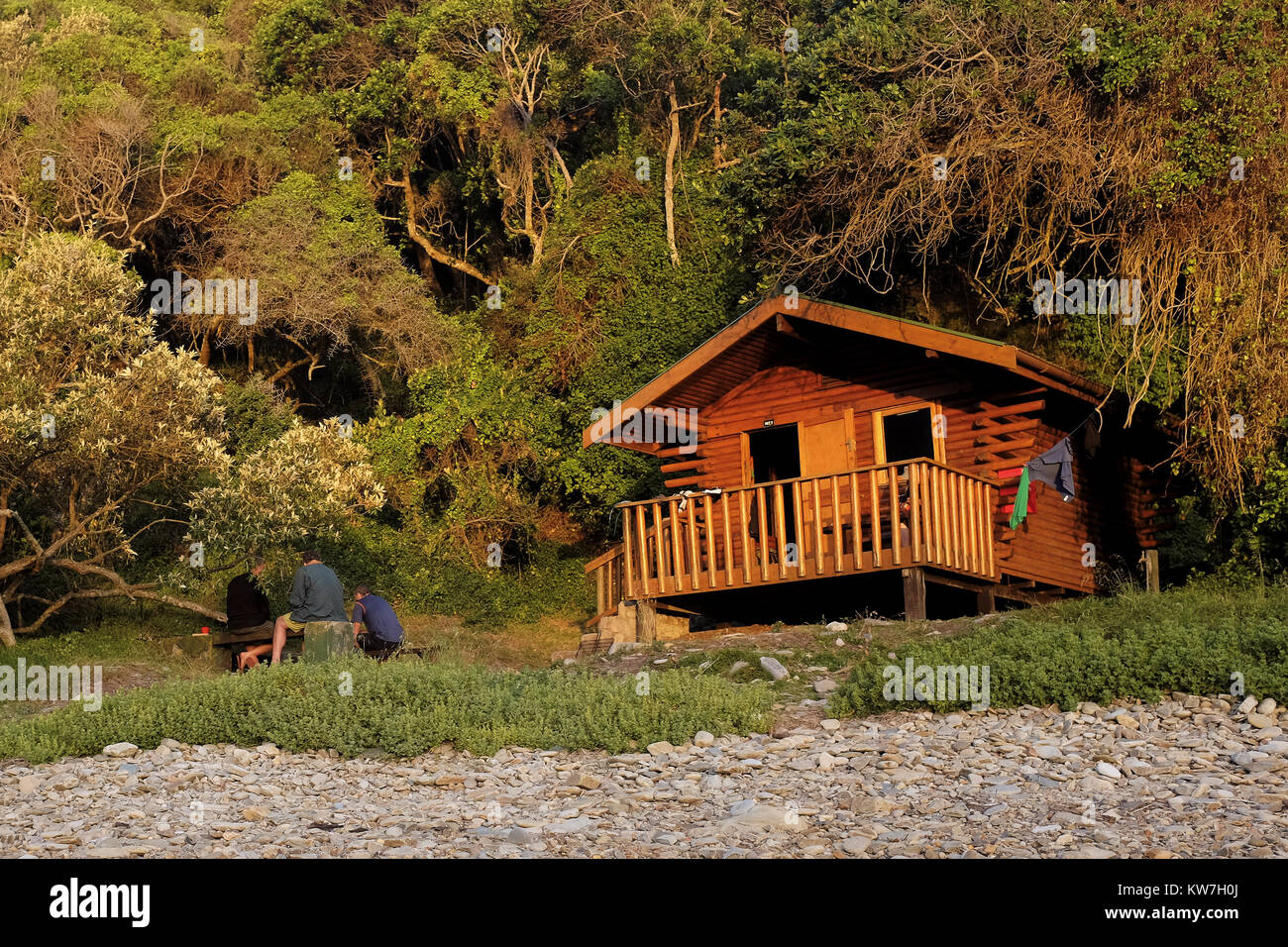 Une cabane avec vue sur la mer le long de la Otter Trail randonnée sur la Route des jardins en Afrique du Sud Province Banque D'Images