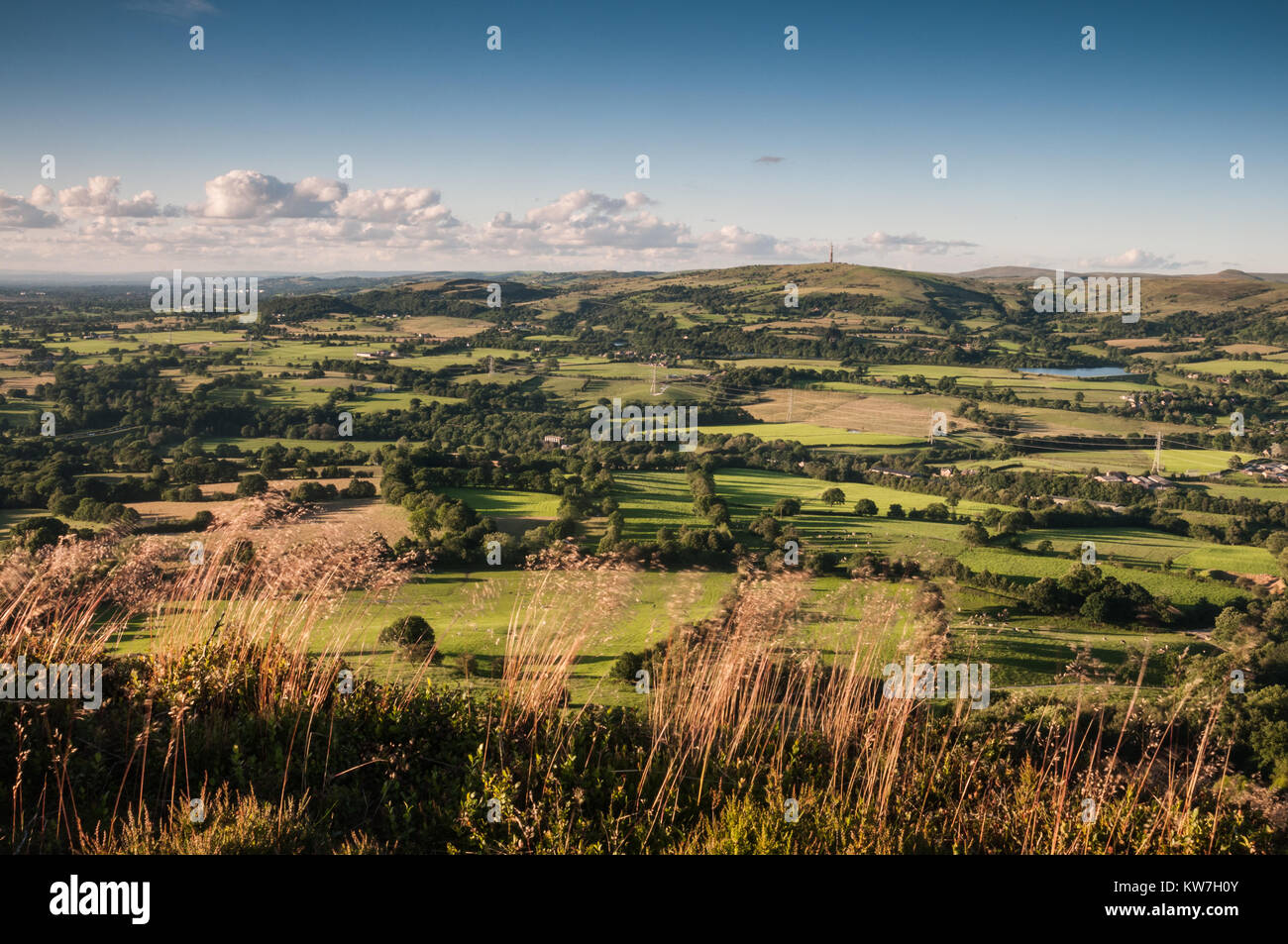 Vue depuis la crête du nuage près de la ville de Congleton Cheshire près du Peak District un soir d'été, England, UK Banque D'Images