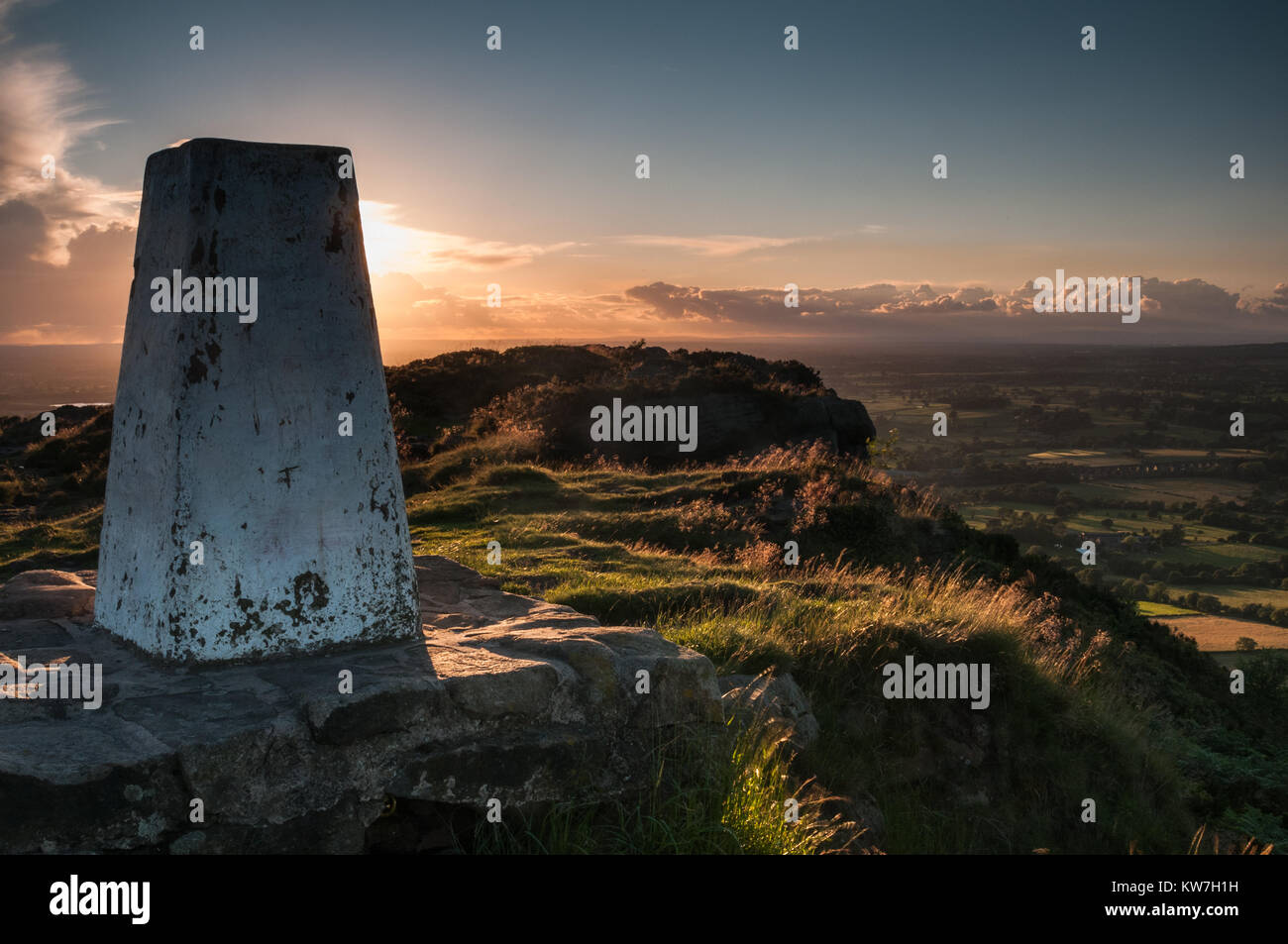 Vue depuis la crête du nuage près de la ville de Congleton Cheshire près du Peak District un soir d'été, England, UK Banque D'Images