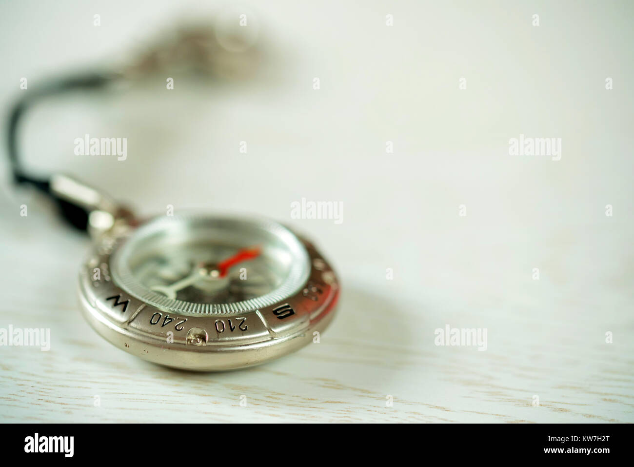 Boussole Vintage sur fond de bois Banque D'Images