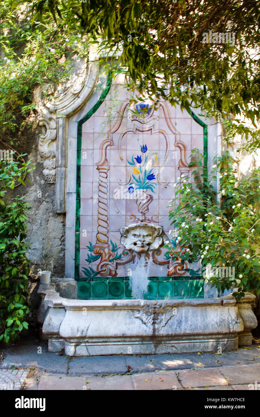 Sol carrelé vieille fontaine dans le jardin du Palazzo marigliano à Naples, Italie Banque D'Images