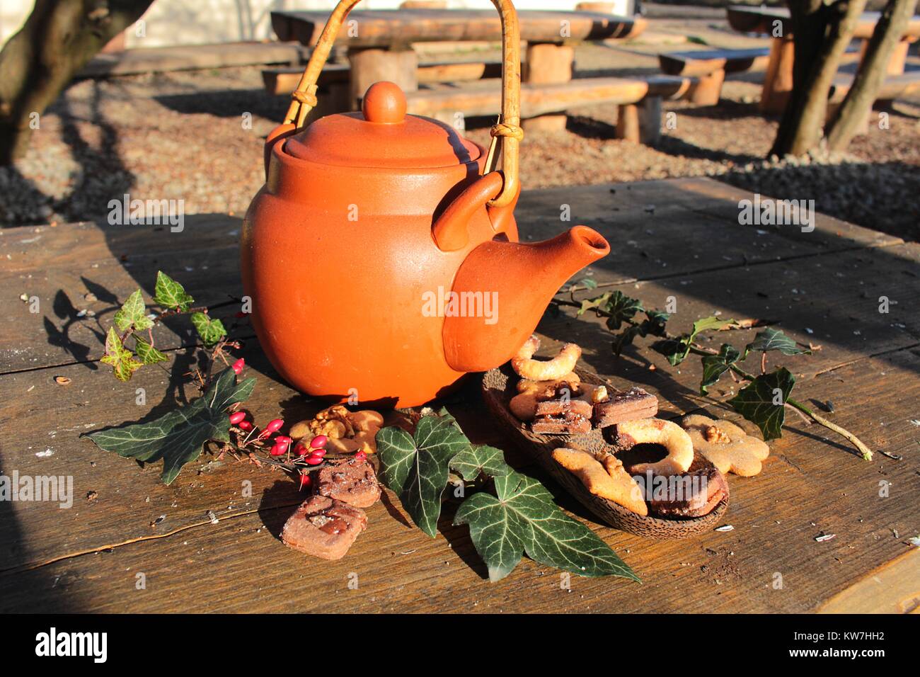 Still Life - théière avec gâteaux de Noël et de feuilles de lierre disposés sur table de jardin en bois Banque D'Images