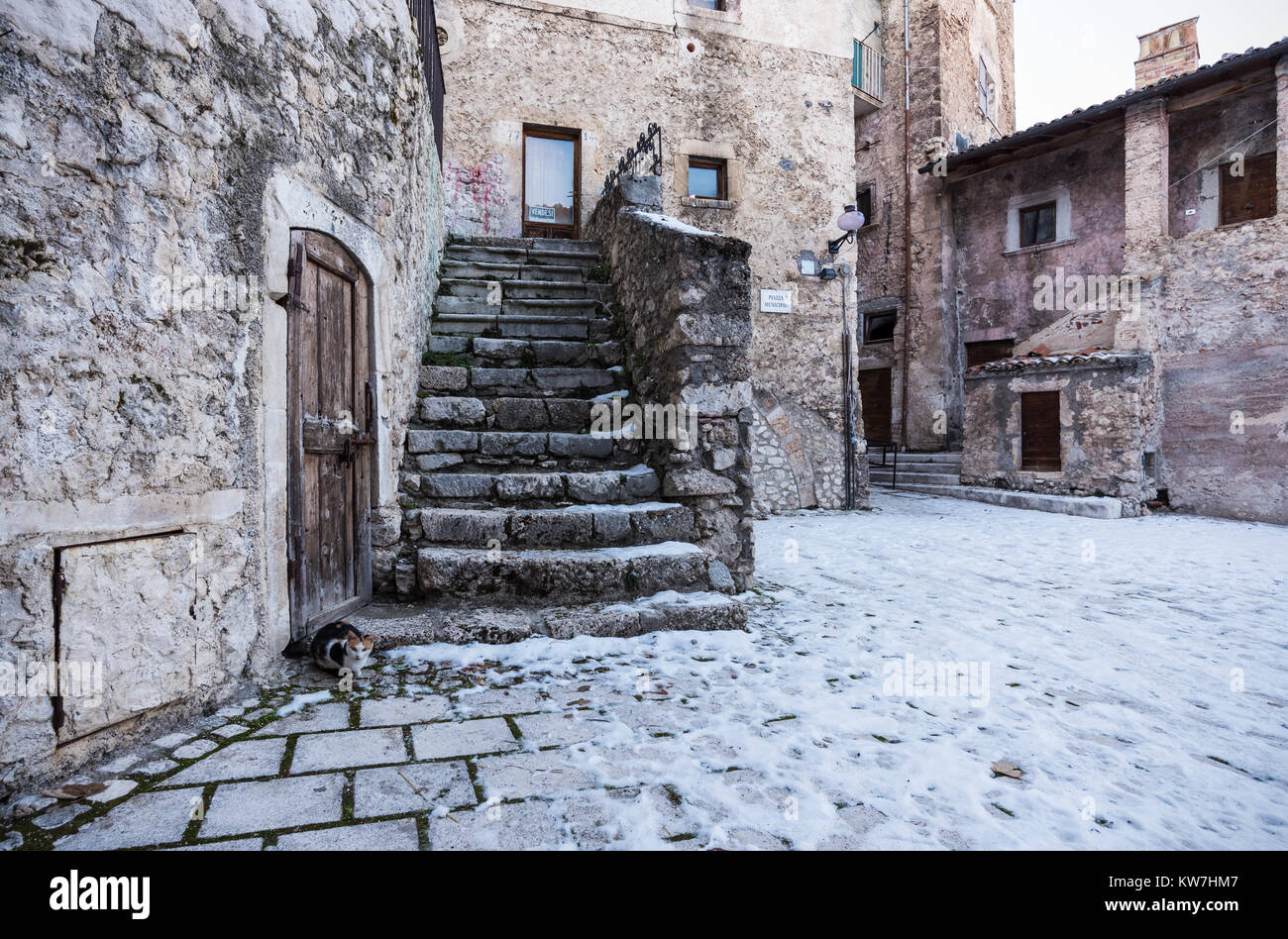 Santo Stefano di Sessanio, ITALIE - Le petit et charmant village médiéval en pierre, dans le Parc National du Gran Sasso, région des Abruzzes, à 1250 mètres Banque D'Images