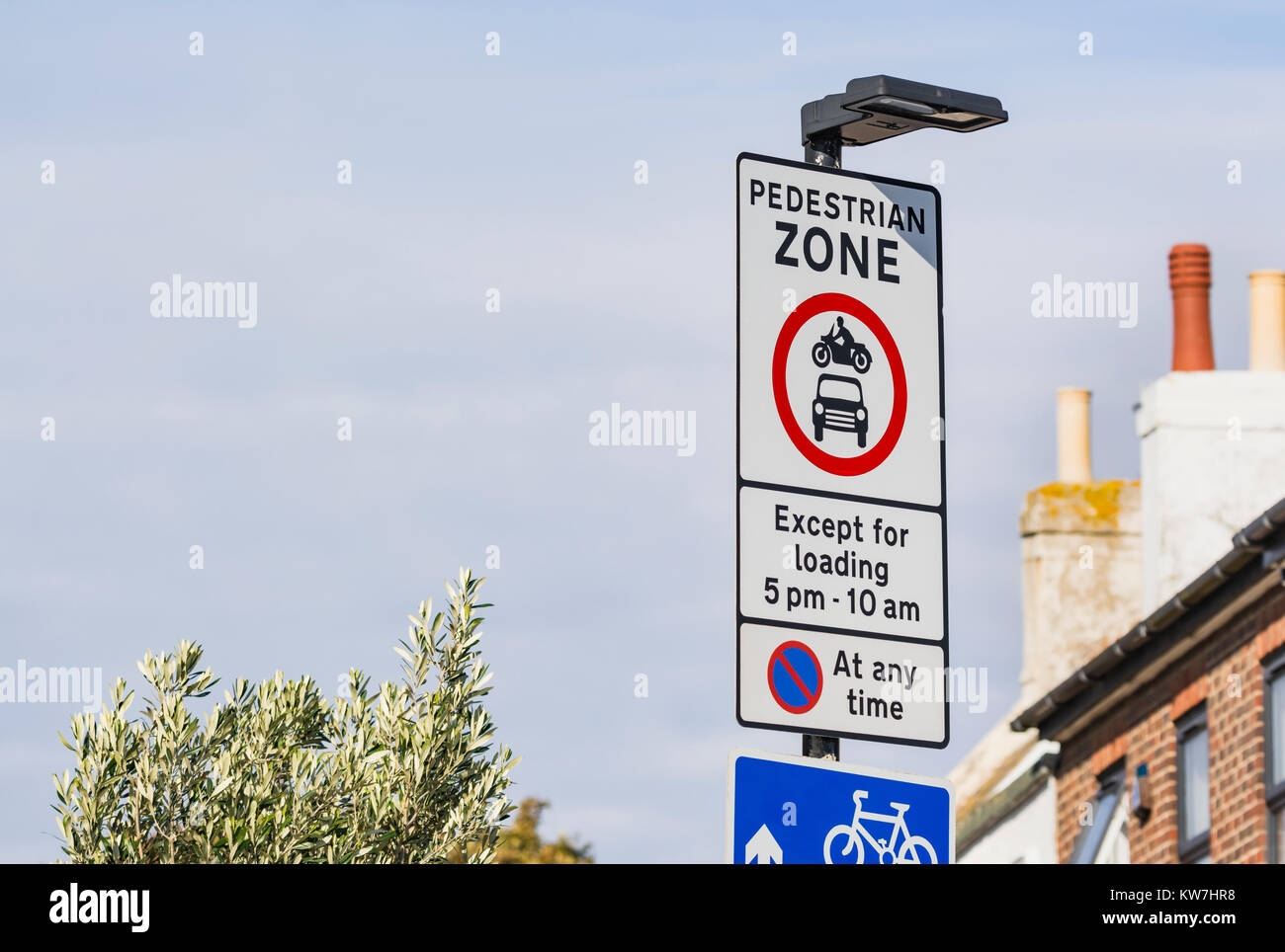 Zone piétonne, l'accès restreint road sign in England, UK. Banque D'Images