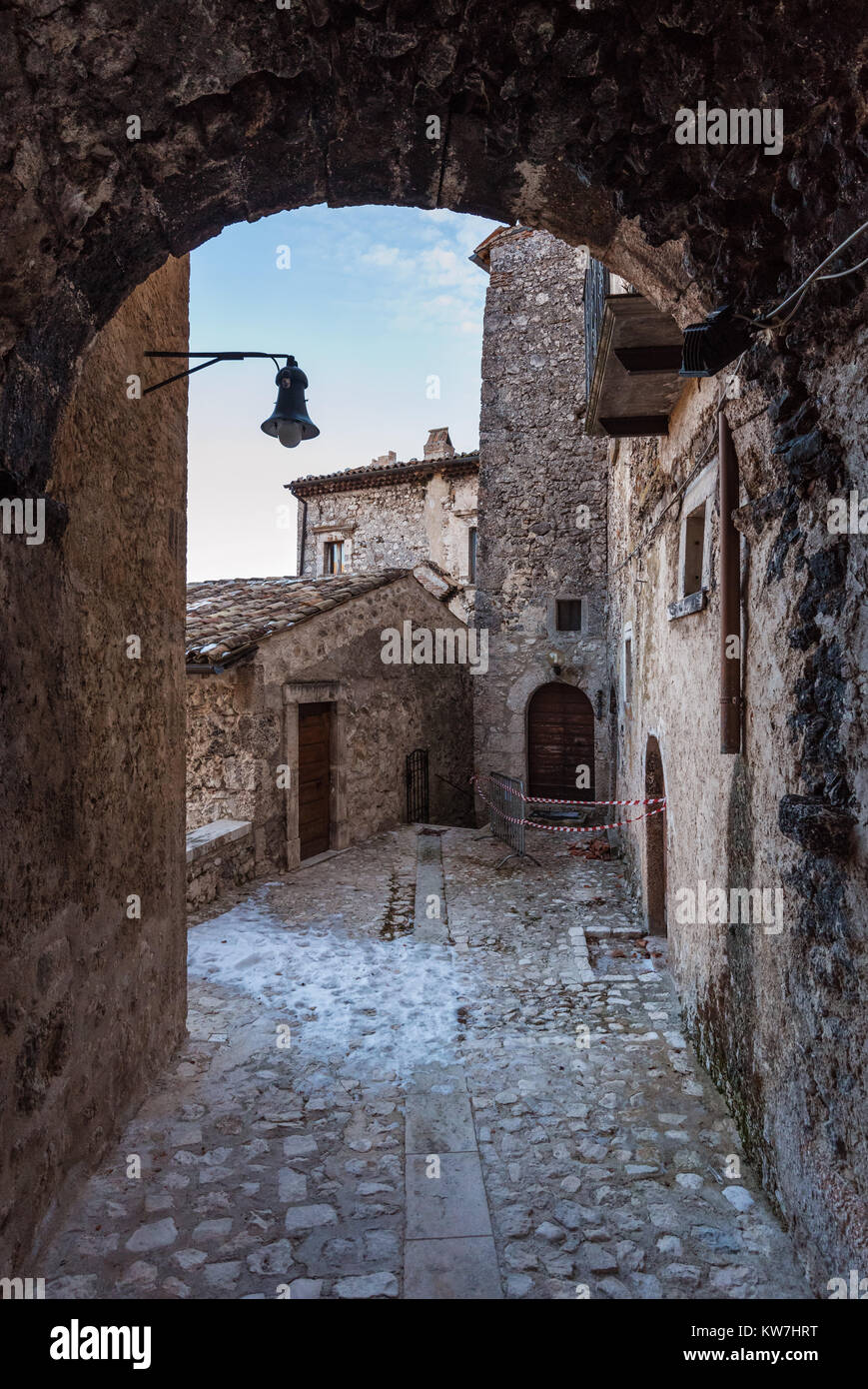 Santo Stefano di Sessanio, ITALIE - Le petit et charmant village médiéval en pierre, dans le Parc National du Gran Sasso, région des Abruzzes, à 1250 mètres Banque D'Images