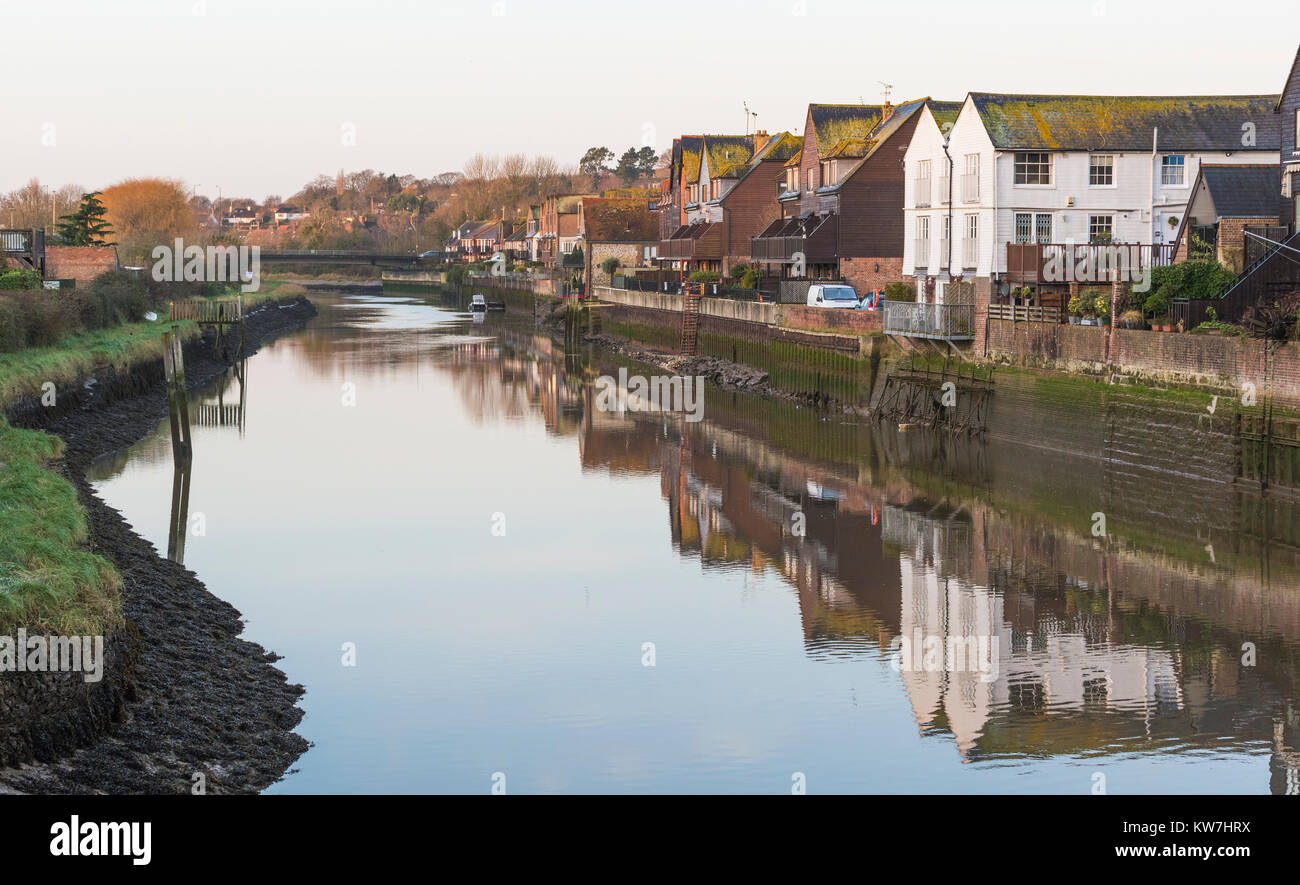 Logement au bord de la rivière, le long de la rivière Arun dans Arundel, West Sussex, Angleterre, Royaume-Uni. Banque D'Images