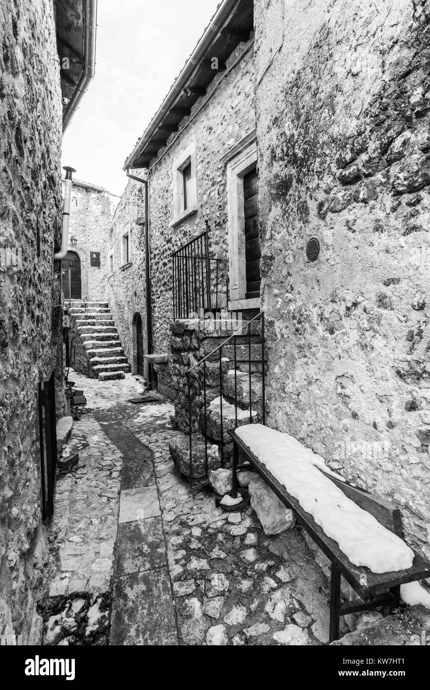 Santo Stefano di Sessanio, ITALIE - Le petit et charmant village médiéval en pierre, dans le Parc National du Gran Sasso, région des Abruzzes, à 1250 mètres Banque D'Images