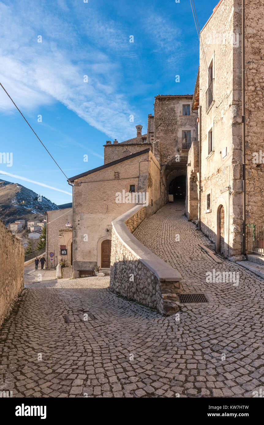 Santo Stefano di Sessanio, ITALIE - Le petit et charmant village médiéval en pierre, dans le Parc National du Gran Sasso, région des Abruzzes, à 1250 mètres Banque D'Images