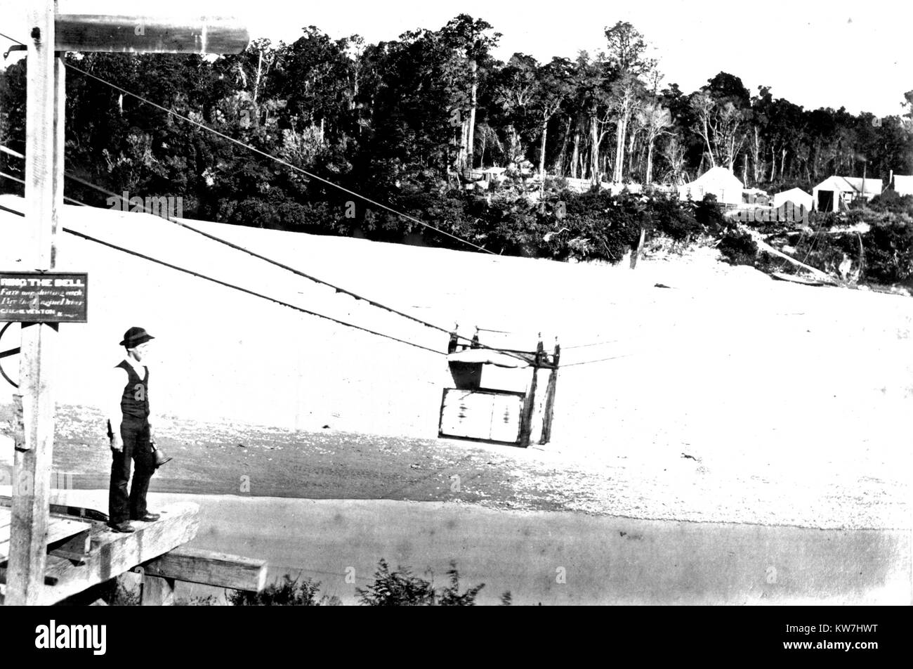 Panier pour traverser la rivière Taramakau, début des années 1900, Westland, Nouvelle-Zélande Banque D'Images