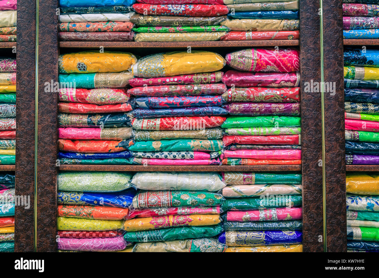 Pashminas colorés à l'Indien boutique dans la vieille ville de Dubaï Banque D'Images