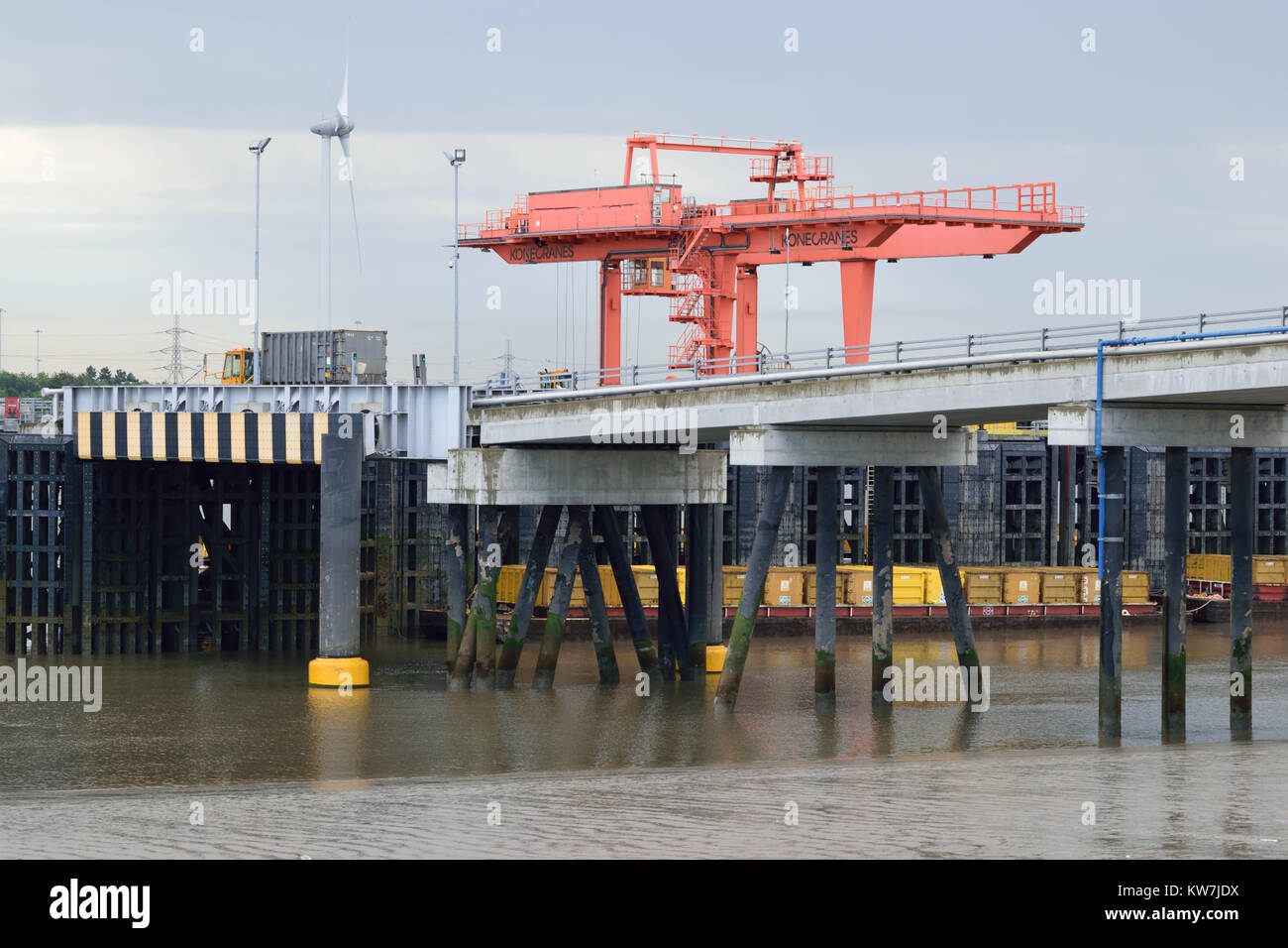 Grue à portique à conteneurs à charge de la rivière adjacente sur des camions Banque D'Images