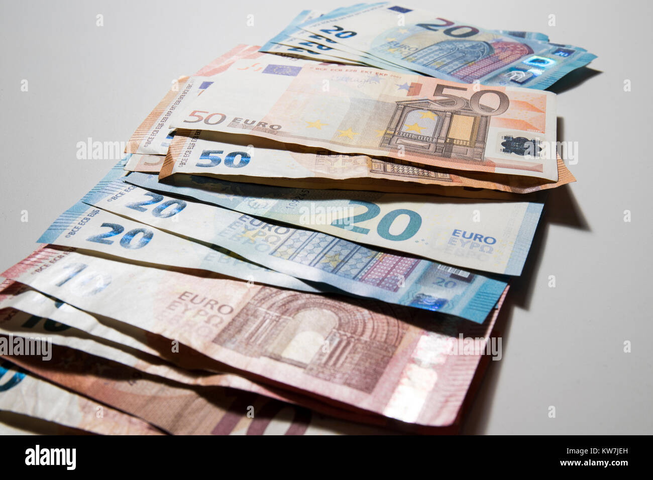 10, 20 et 50 euros, la valeur des notes disposés au hasard dans une direction verticale Banque D'Images