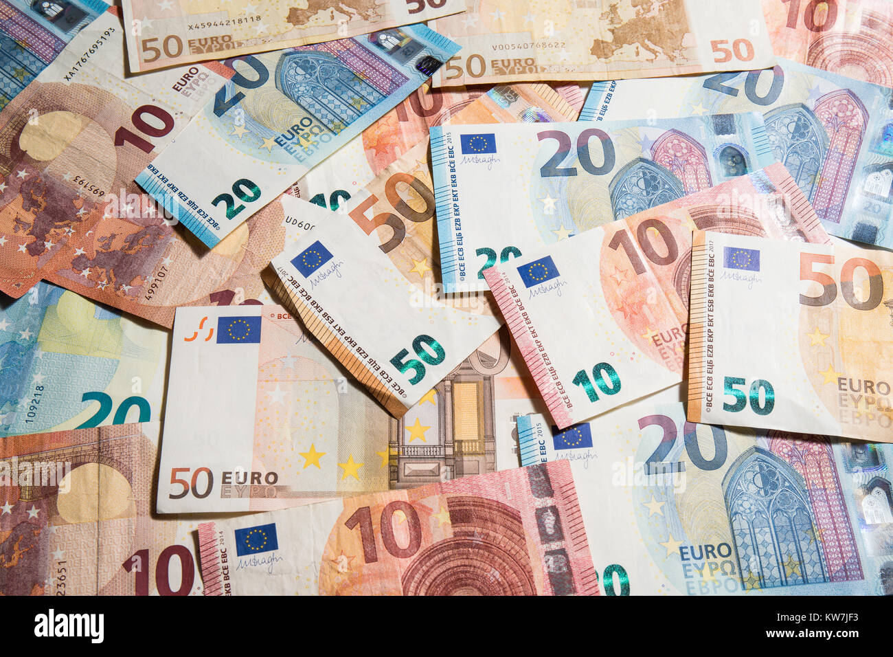 Vue de dessus de 10, 20 et 50 Euro de valeur disposés au hasard, Banque D'Images