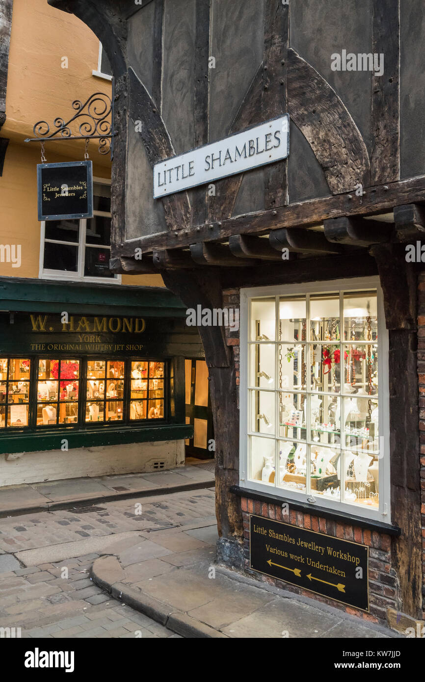 La jonction de route sur New York Shambles historique pittoresque, avec 2 magasins bijoutiers de chaque côté de rue étroite avec fenêtre lumineuse affiche - England, UK. Banque D'Images