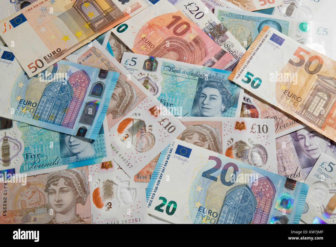 Vue supérieure de l'Euro et la livre au hasard notes organisées. Banque D'Images