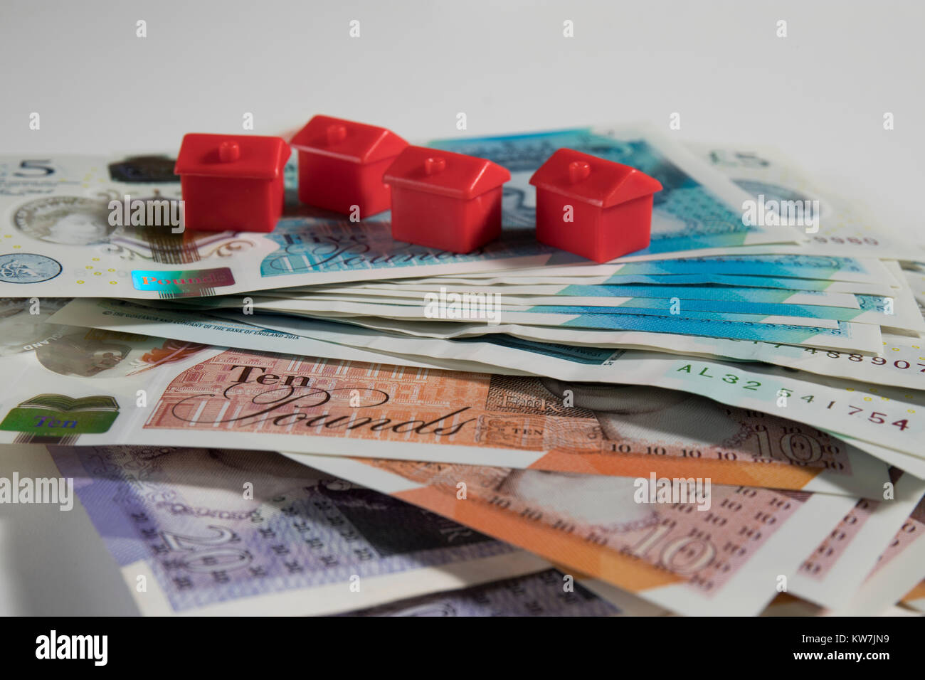 5, 10 et 20 notes Livre rouge disposés au hasard avec monopoly hôtels Banque D'Images