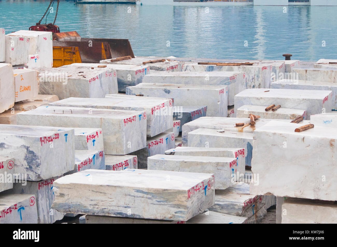 Des pierres de marbre blanc Carrara de stockés dans le port et prêt à être expédiés Banque D'Images