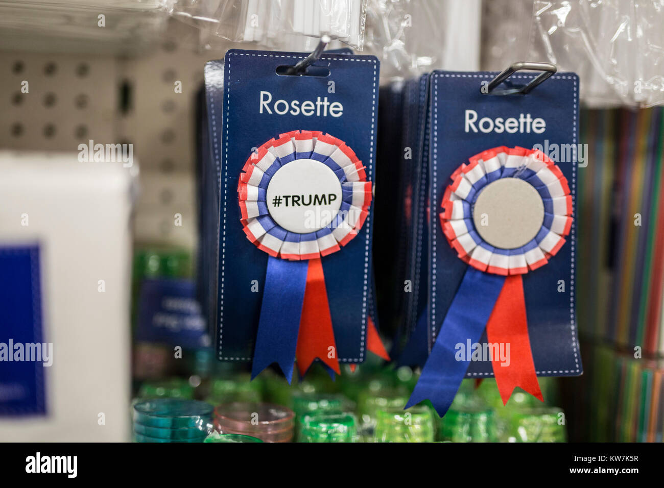Doté d''une Rosette # design TRUMP en vente en succursale à Poundland traverser Leytonstone, East London. Banque D'Images
