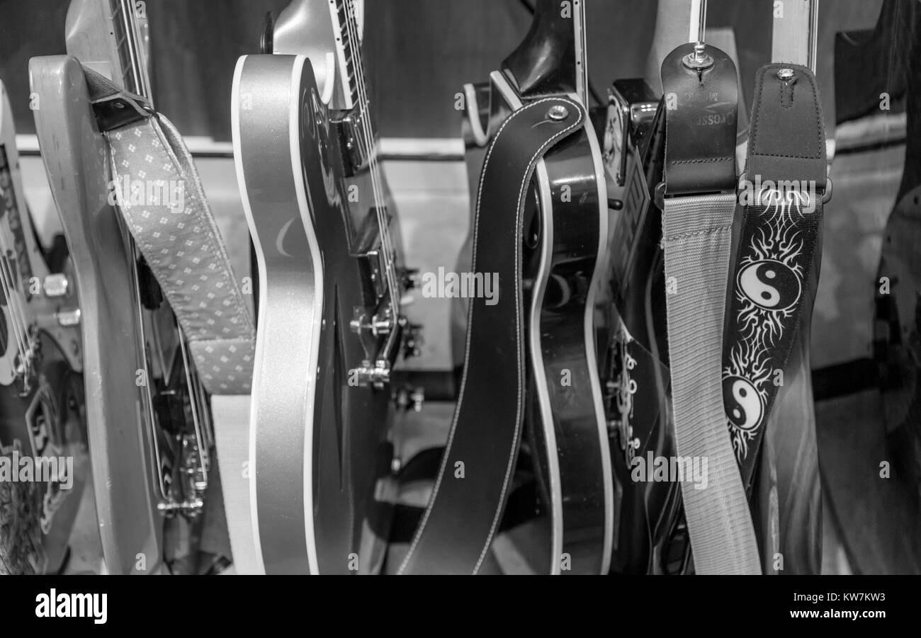 image détaillée en noir et blanc d'un groupe de guitares électriques Banque D'Images