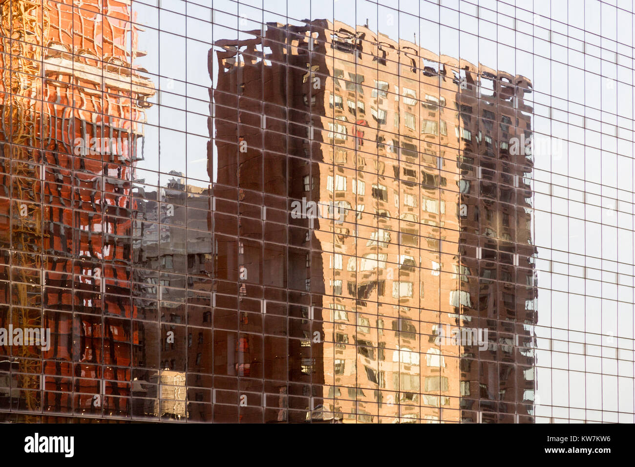 La réflexion des bâtiments dans le verre d'un autre immeuble à new york city Banque D'Images