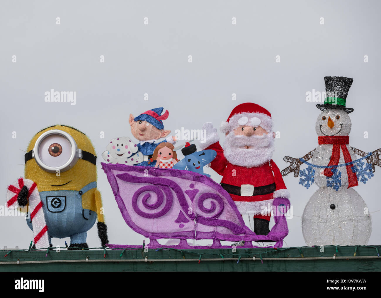 Plusieurs personnages de Noël Noël d'émissions de télévision sur l'affichage sur un toit Banque D'Images
