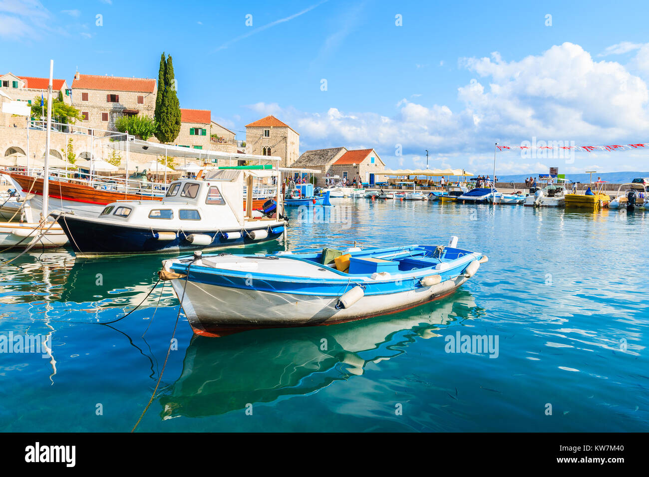 Bateaux de pêche d'un ancrage dans le port de Bol aux beaux jours de l'été, l''île de Brac, Croatie Banque D'Images