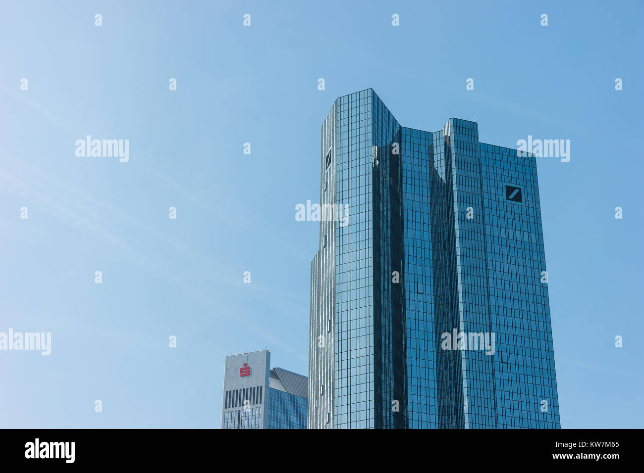 Les tours jumelles de la Deutsche Bank et le groupe financier de la Sparkassen-Finanzgruppe/Banque d'épargne allemande s'envoler dans un ciel bleu. Banque D'Images