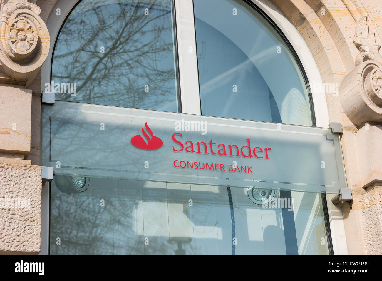 Le panneau pour une banque Santander dans la ville de Francfort.Selon le Financial Times Global 500, la banque Santander est la plus importante de la zone euro. Banque D'Images