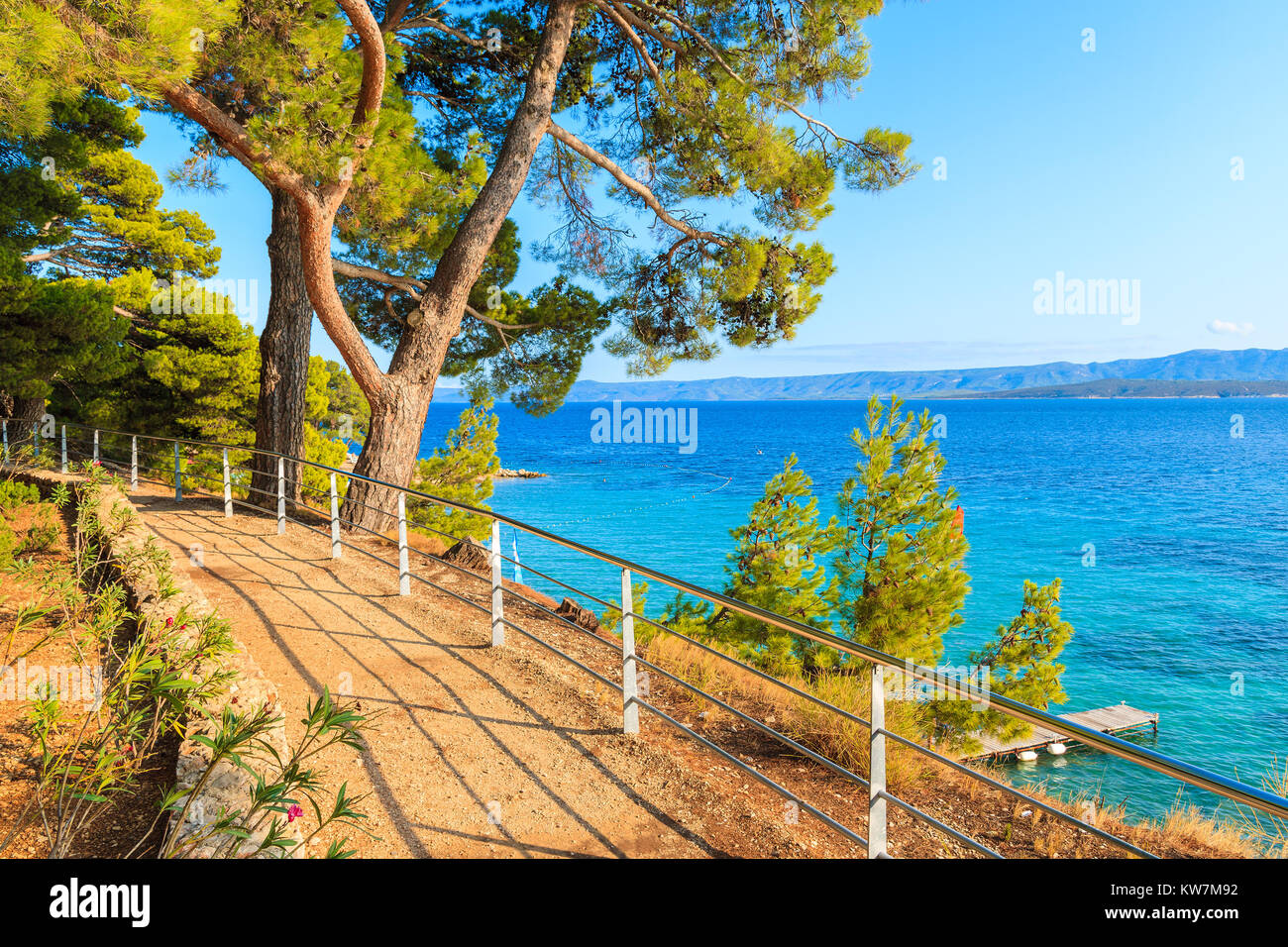 Très beau sentier le long de la côte de la mer de l'île de Brac, Croatie, près de la ville de Bol Banque D'Images