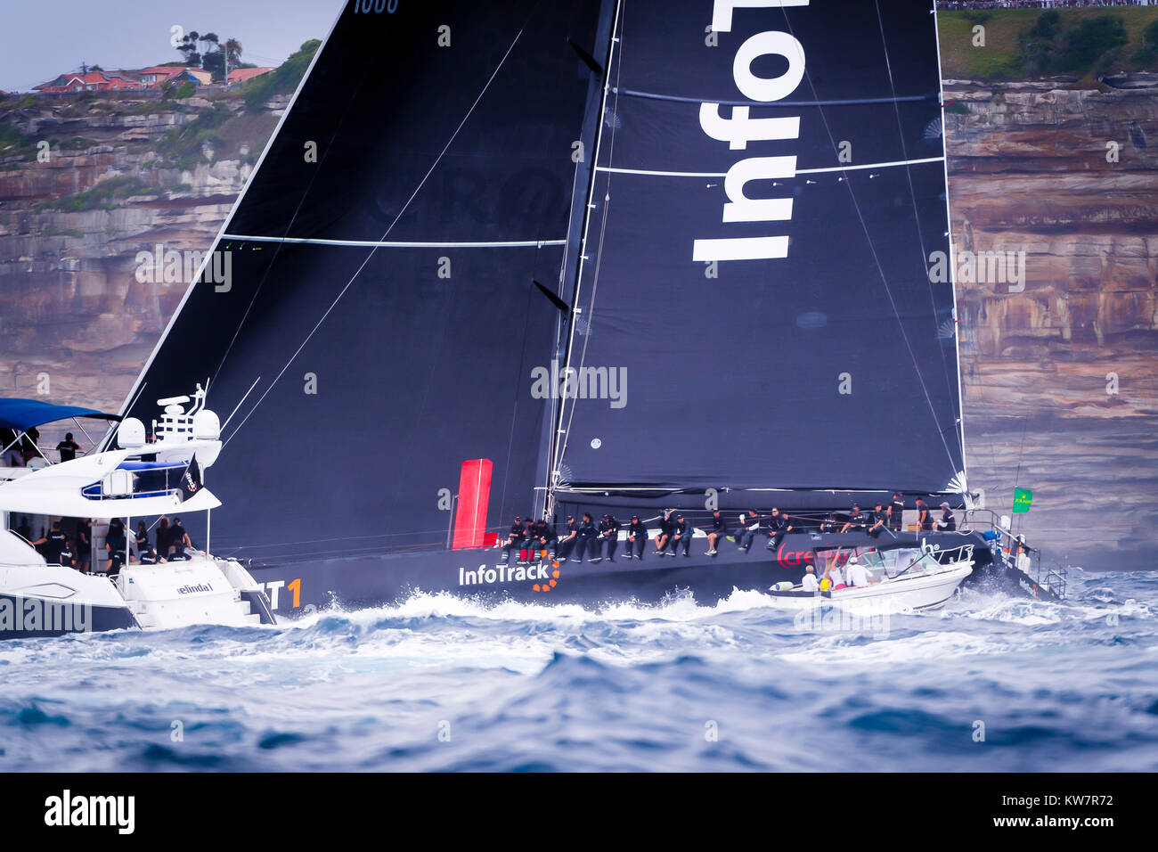 Infotrack administré par Christian Beck et skippé par Tom Slingsby têtes hors du port de Sydney à l'océan ouvert suivant le début de la 73ème de la Rolex Sydney Hobart Yacht Race 2017 sur le port de Sydney. à Sydney, NSW, Australie. © Hugh Peterswald/Alamy Banque D'Images