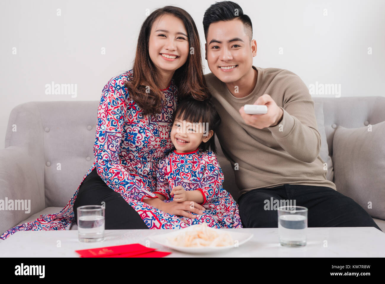 Heureux famille vietnamienne de célébrer le nouvel an lunaire à la maison. Banque D'Images