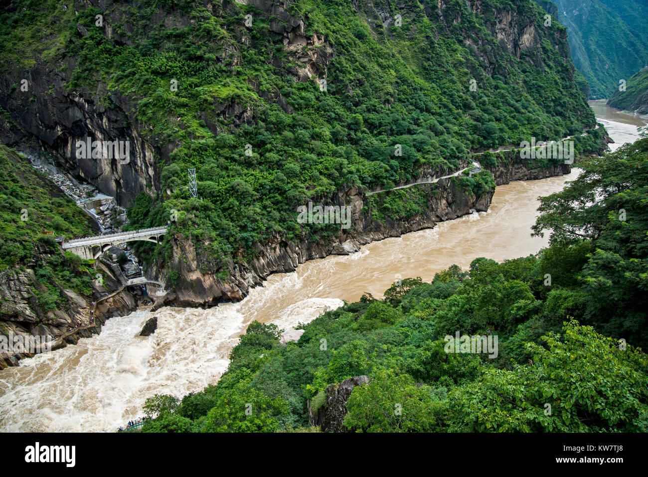 La Gorge du tigre bondissant est une gorge formée par la rivière Jinsha, la du Yangtsé. Il fait partie d'un célèbre site du patrimoine mondial en parallèle trois Banque D'Images