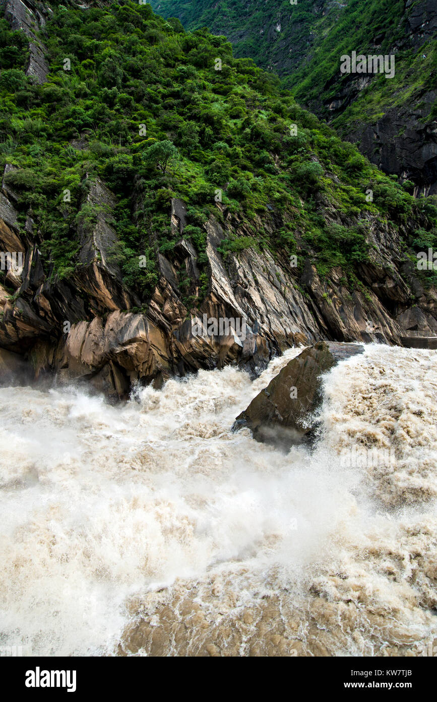 La Gorge du tigre bondissant est une gorge formée par la rivière Jinsha, la du Yangtsé. Il fait partie d'un célèbre site du patrimoine mondial en parallèle trois Banque D'Images