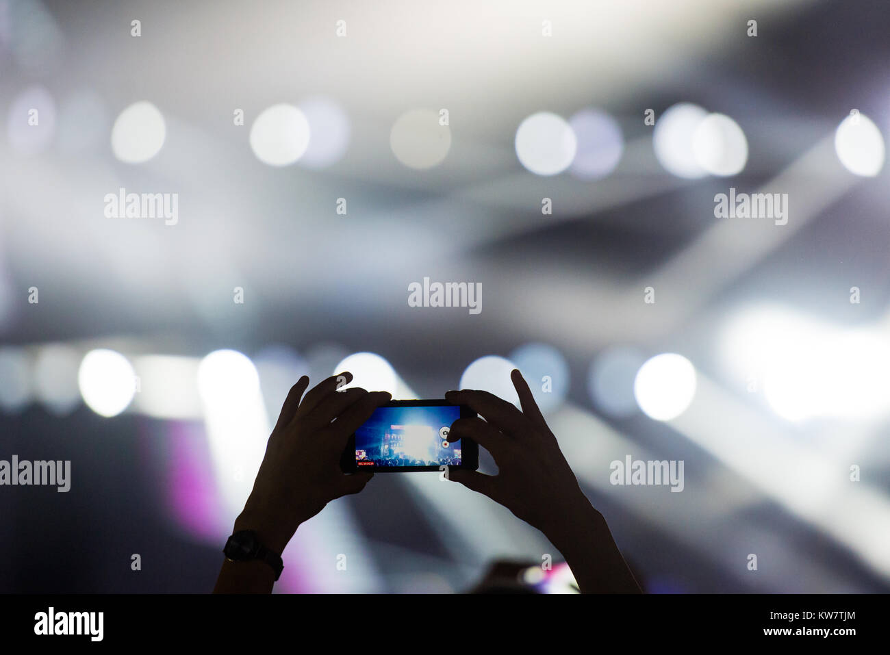 L'enregistrement de vidéo clip avec smartphone pendant un concert Banque D'Images