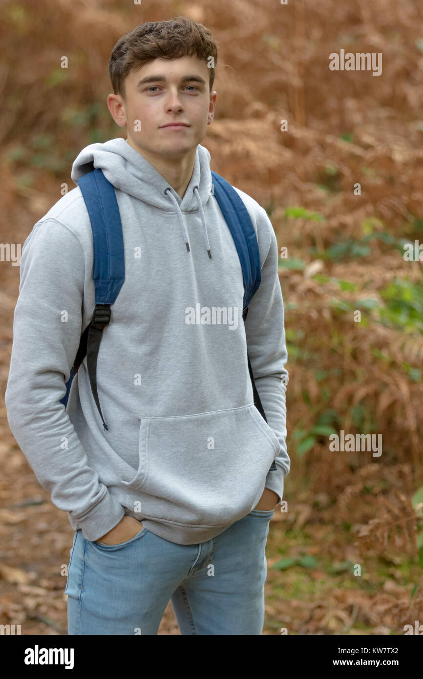 Un Portrait D Un Beau Garcon De Dix Huit Ans Dans Un Bois Sur Une Journee D Automne Photo Stock Alamy