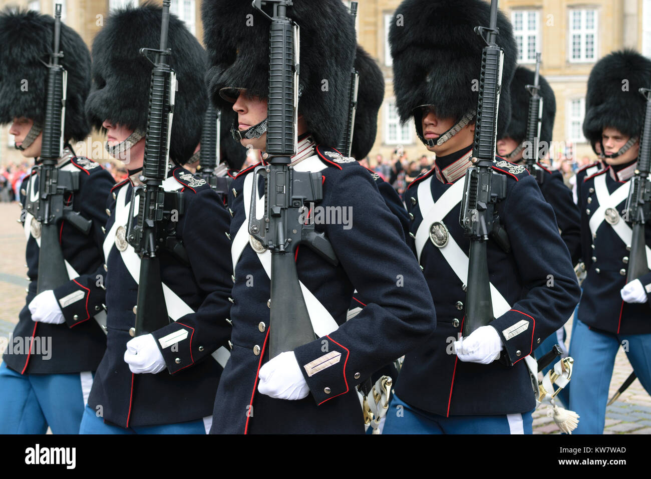 Copenhague, Danemark - Juillet 24, 2017 : le changement de garde à la place du Palais d'Amalienborg à Copenhague, Danemark Banque D'Images