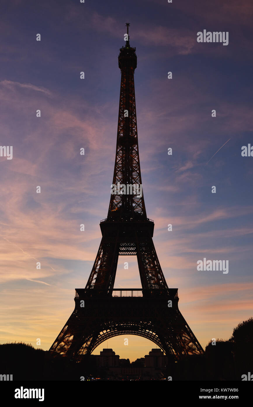 Tour Eiffel à temps le soir à l'automne . Banque D'Images