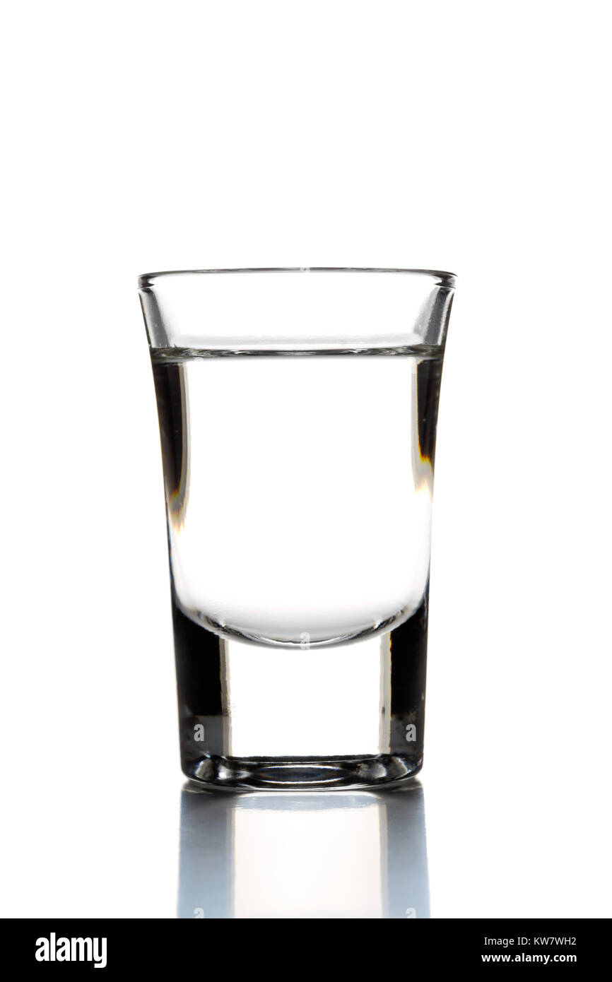 Alcool fort allemand schnaps Korn en verre sur fond blanc Photo Stock -  Alamy