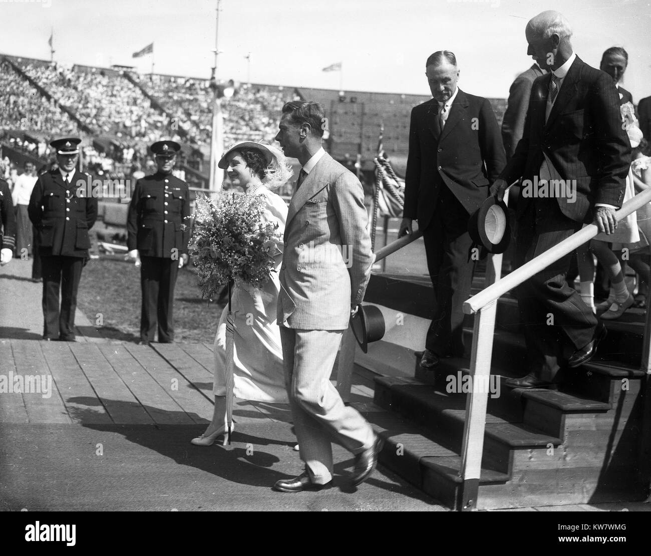 Le roi George VI et la reine Elizabeth au Festival de la jeunesse juillet 1937 au Stade de Wembley Banque D'Images
