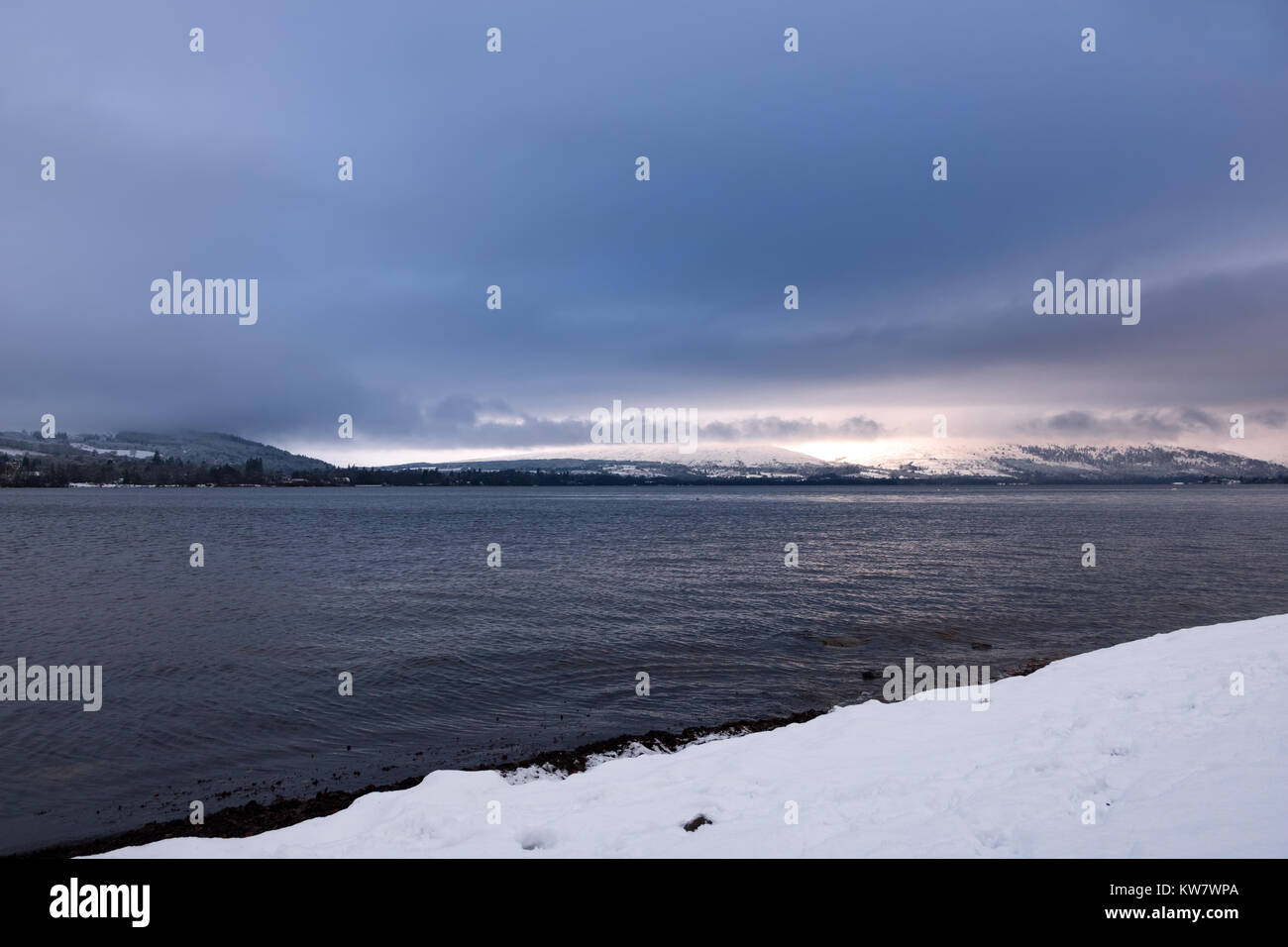 Paysage couvert de neige de Loch Lomond, la plus grande source d'eau douce au Royaume-Uni Banque D'Images