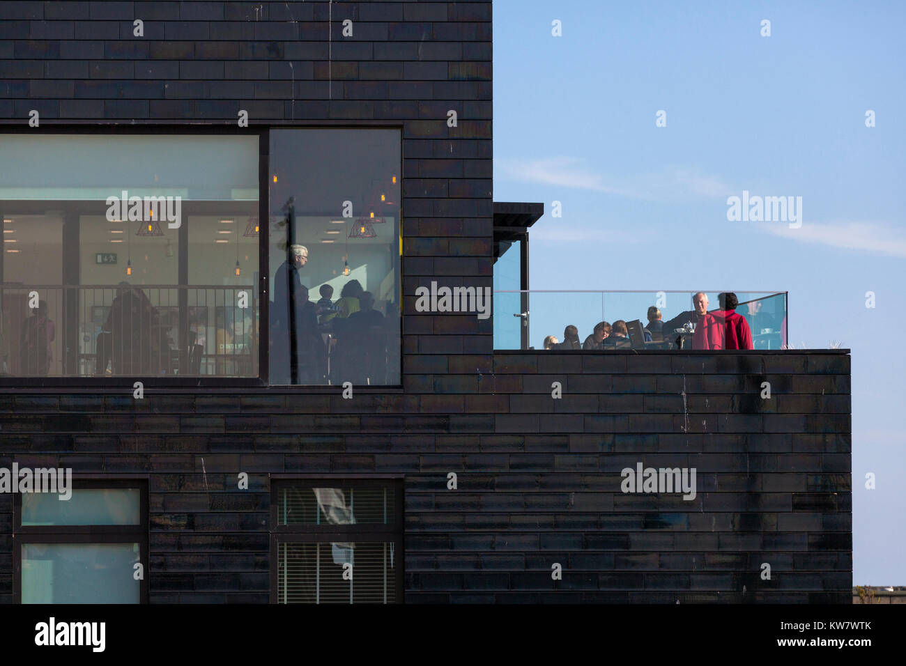 Contemporarynformally Hastings Jerwood Gallery sur une terrasse lumineuse et ensoleillée journée d'automne, hastings, East Sussex, UK Banque D'Images