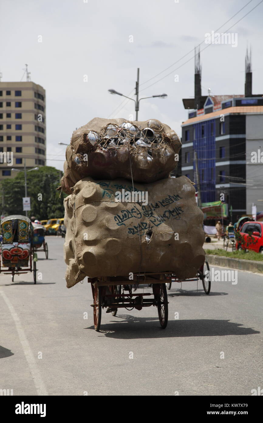 Bangladesh - Déménagement casseroles sur les vélos Banque D'Images