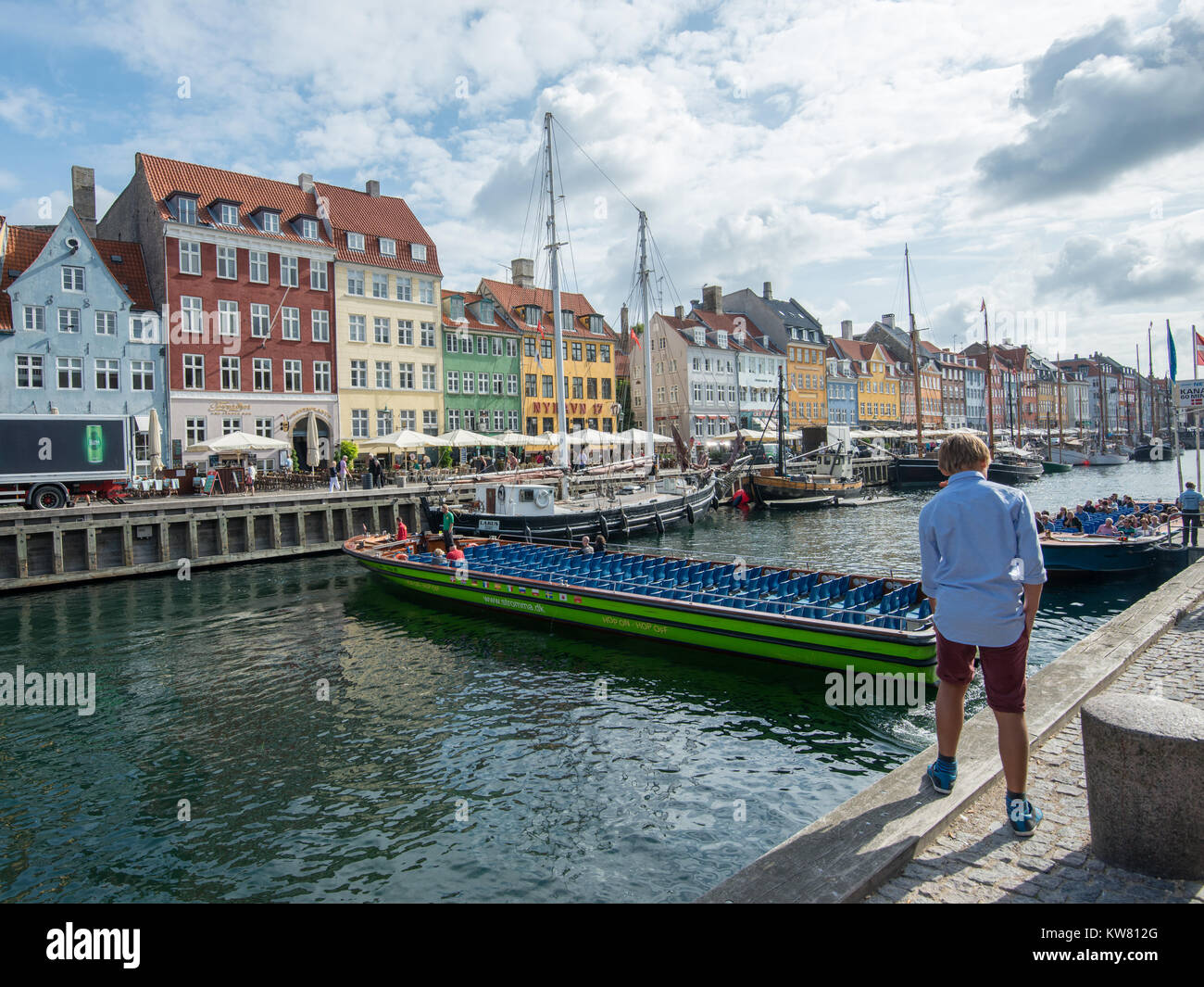 Excursion en bateau dans la région de Nyhavn, un quartier du port du 17ème siècle dans le centre de Copenhague et en ce moment une attraction touristique populaire et de divertissement. Banque D'Images
