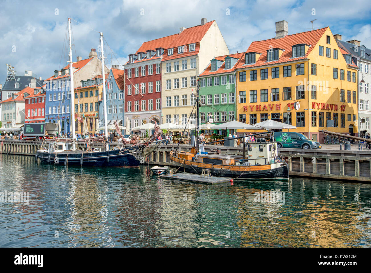 Nyhavn, un quartier du port du 17ème siècle dans le centre de Copenhague et en ce moment un front populaire attraction touristique et de divertissement. Banque D'Images