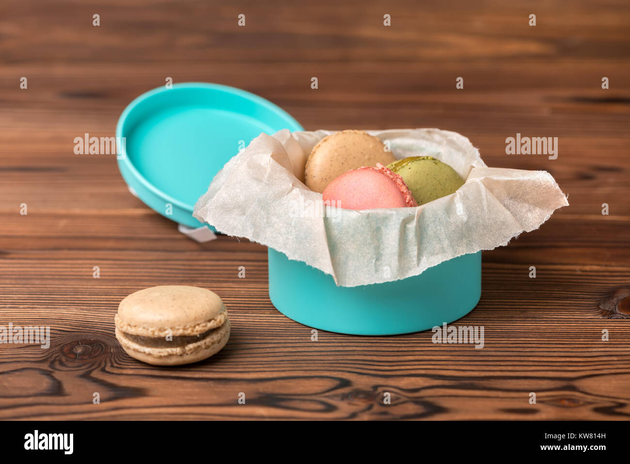 Dessert gâteau macarons français en boite cadeau sur fond de bois, maison de vacances concept carte Banque D'Images