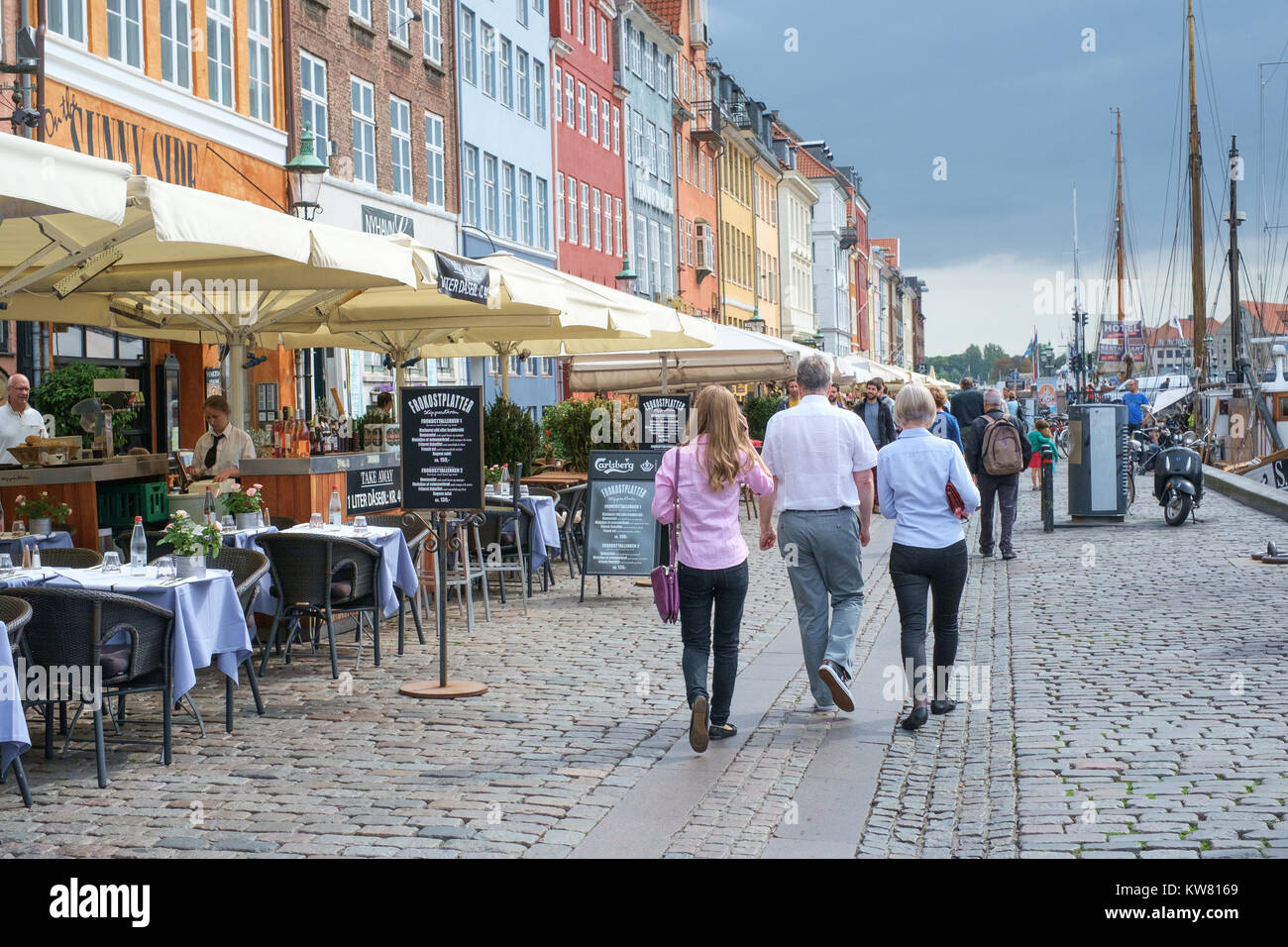 Restaurants de bord à Nyhavn, un quartier du port du 17ème siècle dans le centre de Copenhague et en ce moment une attraction touristique populaire . Banque D'Images